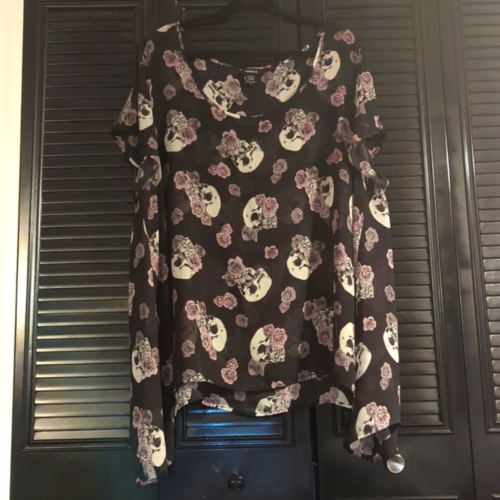 Sheer shark bite hem short sleeve top